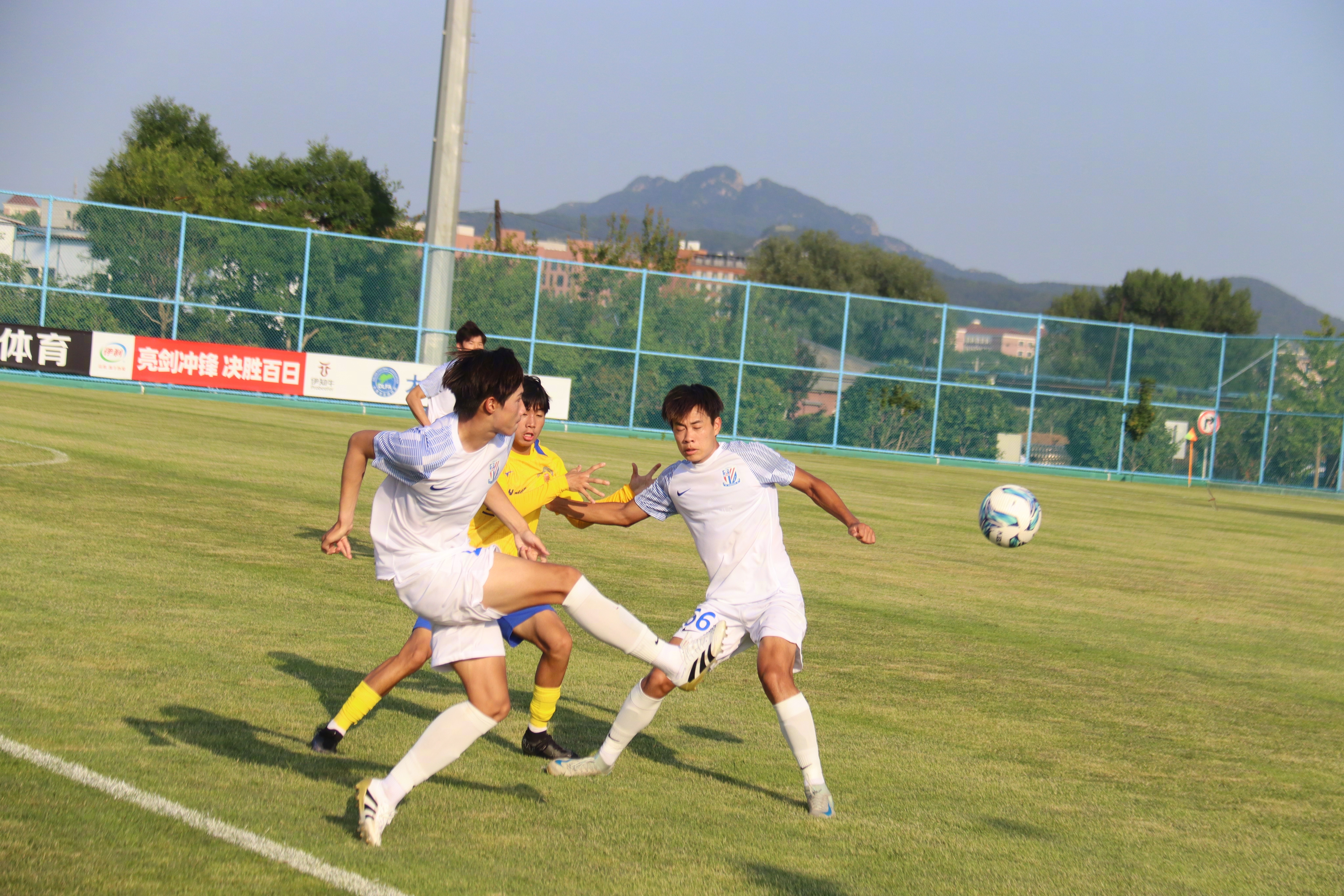 荷甲赛程吃紧;上海久事冲刺阶段官宣签约;质疑声仍在;身体对抗强度拉满 荷甲赛程吃紧;上海久事冲刺阶段官宣签约;质疑声仍在;身体对抗强度拉满