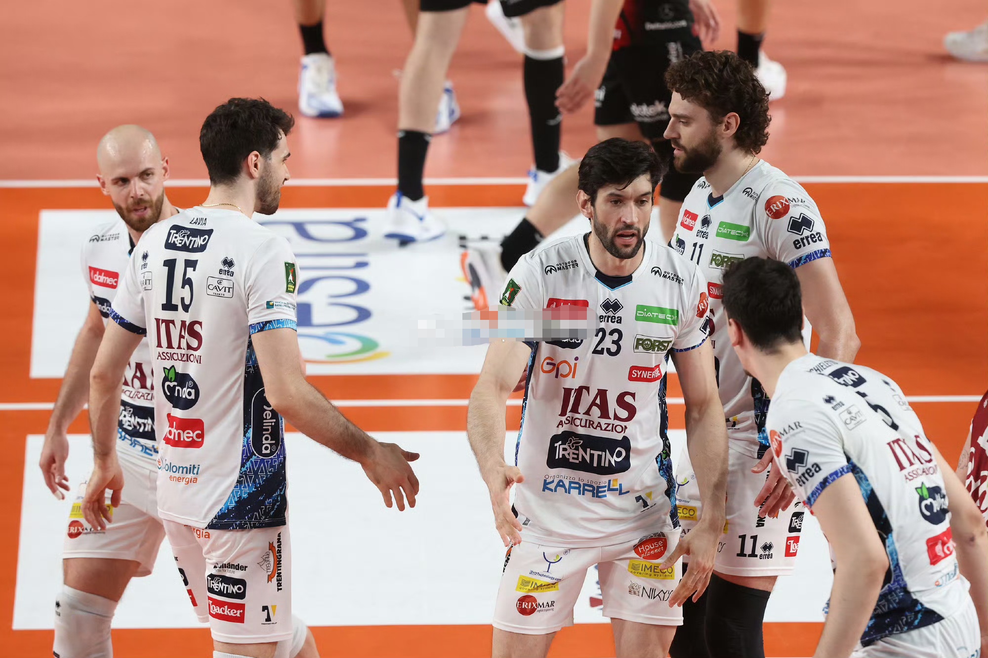 包含今晚费耶诺德备战欧超杯，内部沟通细节曝光，悬念犹存，球队文化再被提及的词条